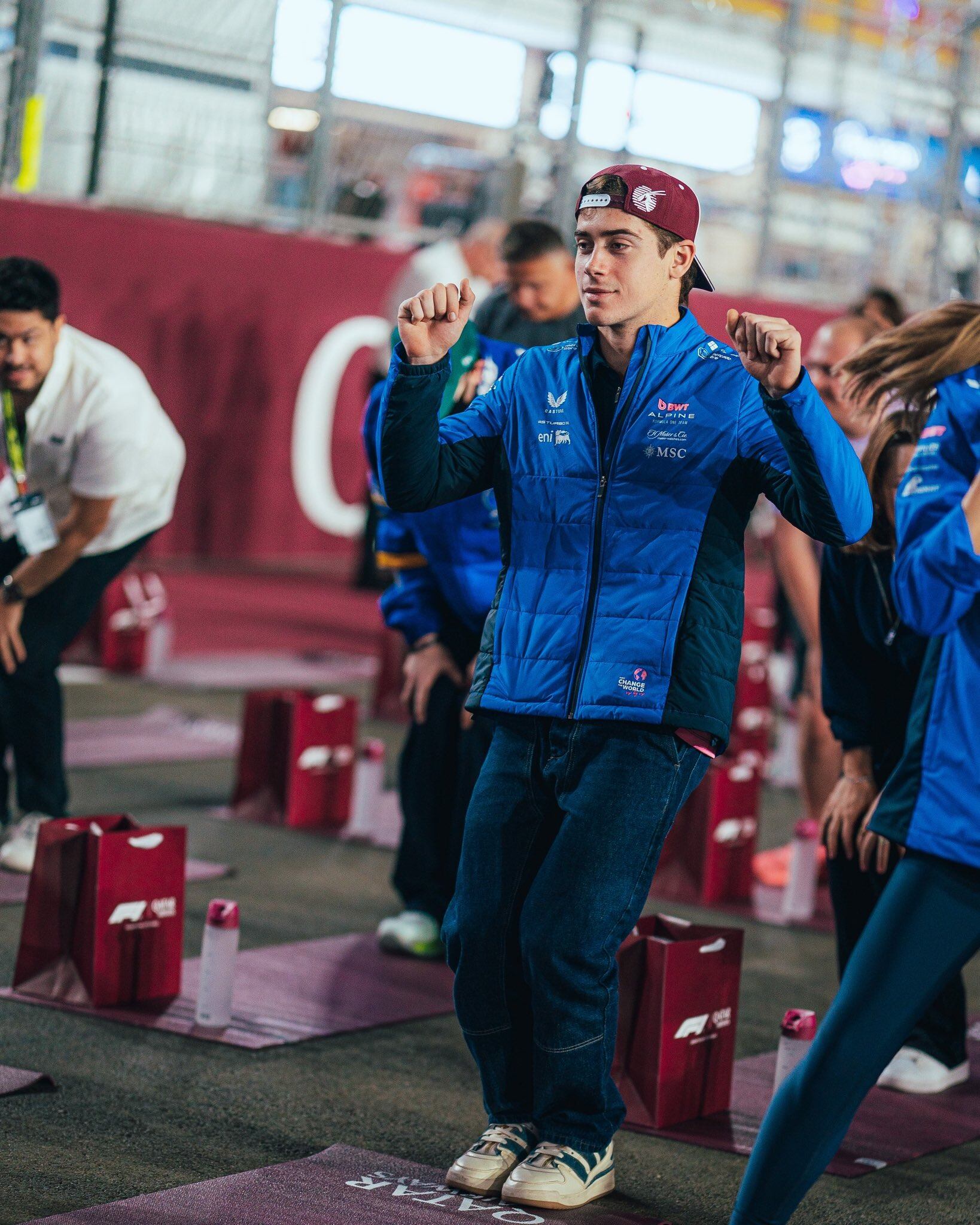 Colapinto durante la clase de yoga que brindó Djokovic (Alpine)