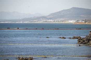 02/08/2026 Barrera flotante de contención, a 2 de agosto de 2026, en Ceuta (España). La frontera del Tarajal ha permanecido tranquila a pesar de que un pequeño grupo de personas ha intentado acceder a nado, pero han sido interceptadas por el Ejército. Aunque ya han salido de Ceuta más de 48.000 migrantes que habían entrado irregularmente durante el pasado jueves, todavía quedan en la ciudad un número indeterminado de personas que no han querido regresar.
POLITICA
Marcos Moreno - Europa Press