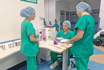 Especialistas de la Clínica Oftalmológica viajaron desde San José para reforzar la atención quirúrgica en la región Caribe. Crédito: CCSS