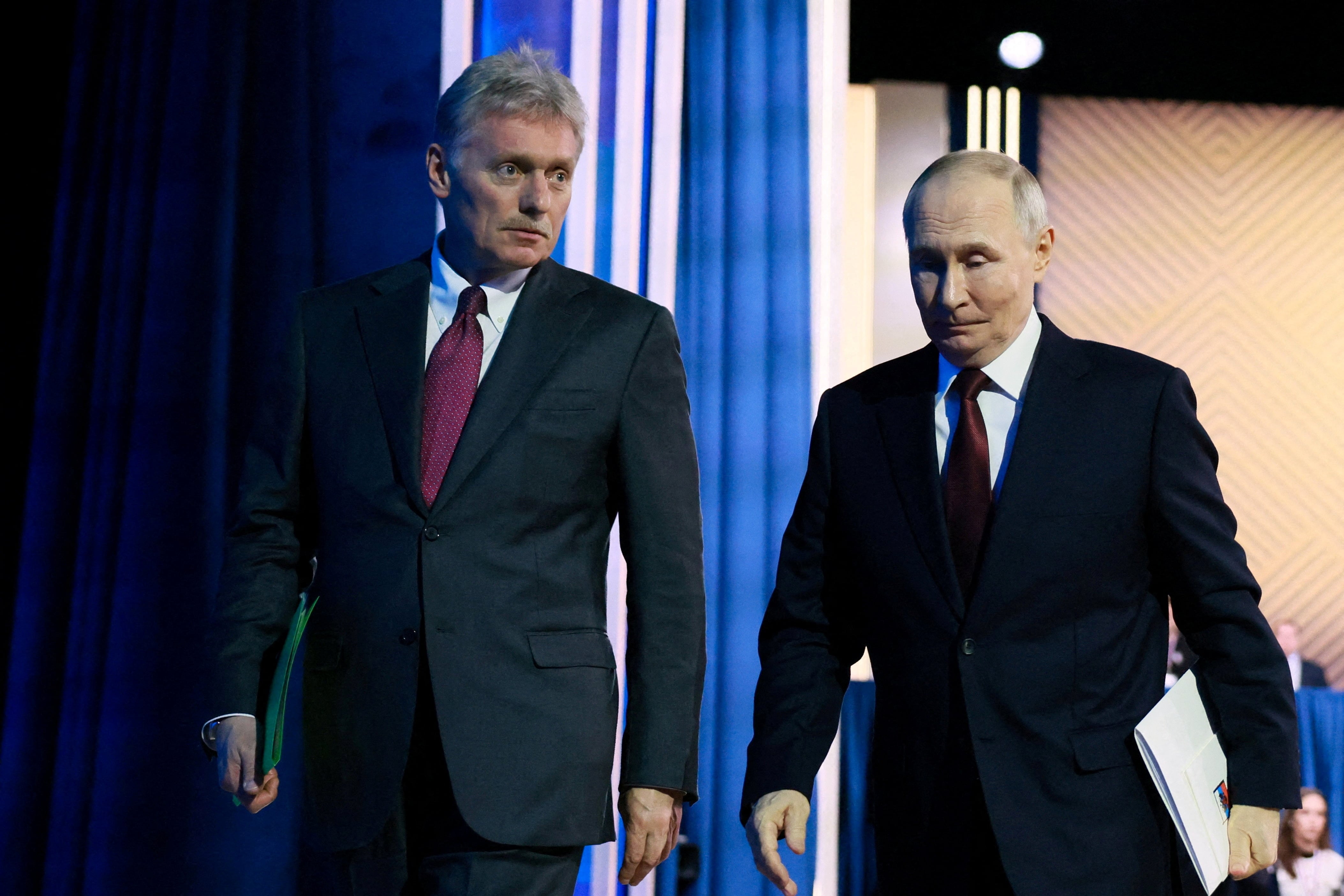 El presidente ruso Vladimir Putin y el portavoz del Kremlin Dmitry Peskov (Sputnik/Mikhail Metzel/Pool vía REUTERS/Archivo)