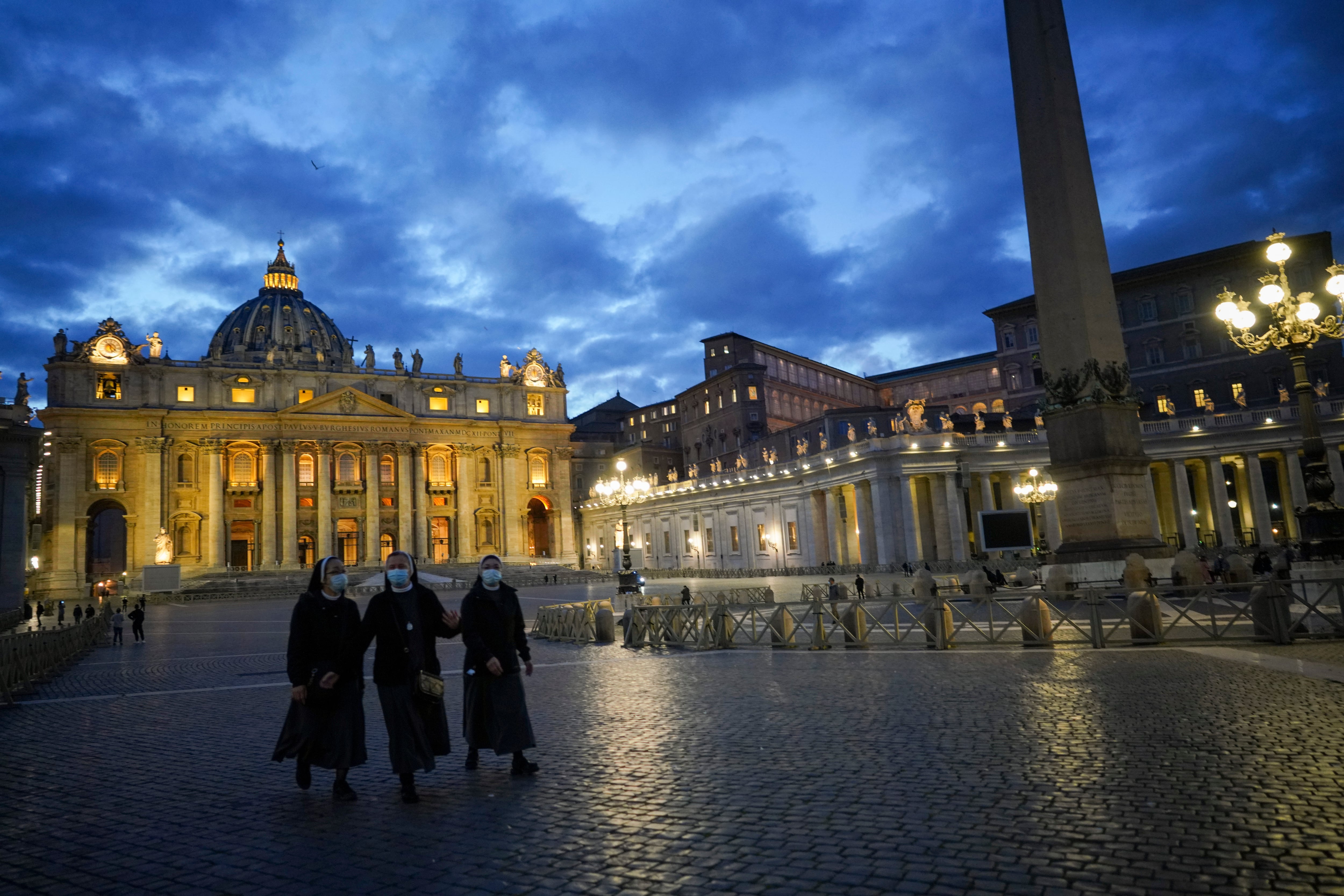 Unas monjas pasan junto a la Basílica de San Pedro, en el Vaticano, el 4 de noviembre de 2020. (Foto AP/Andrew Medichini)