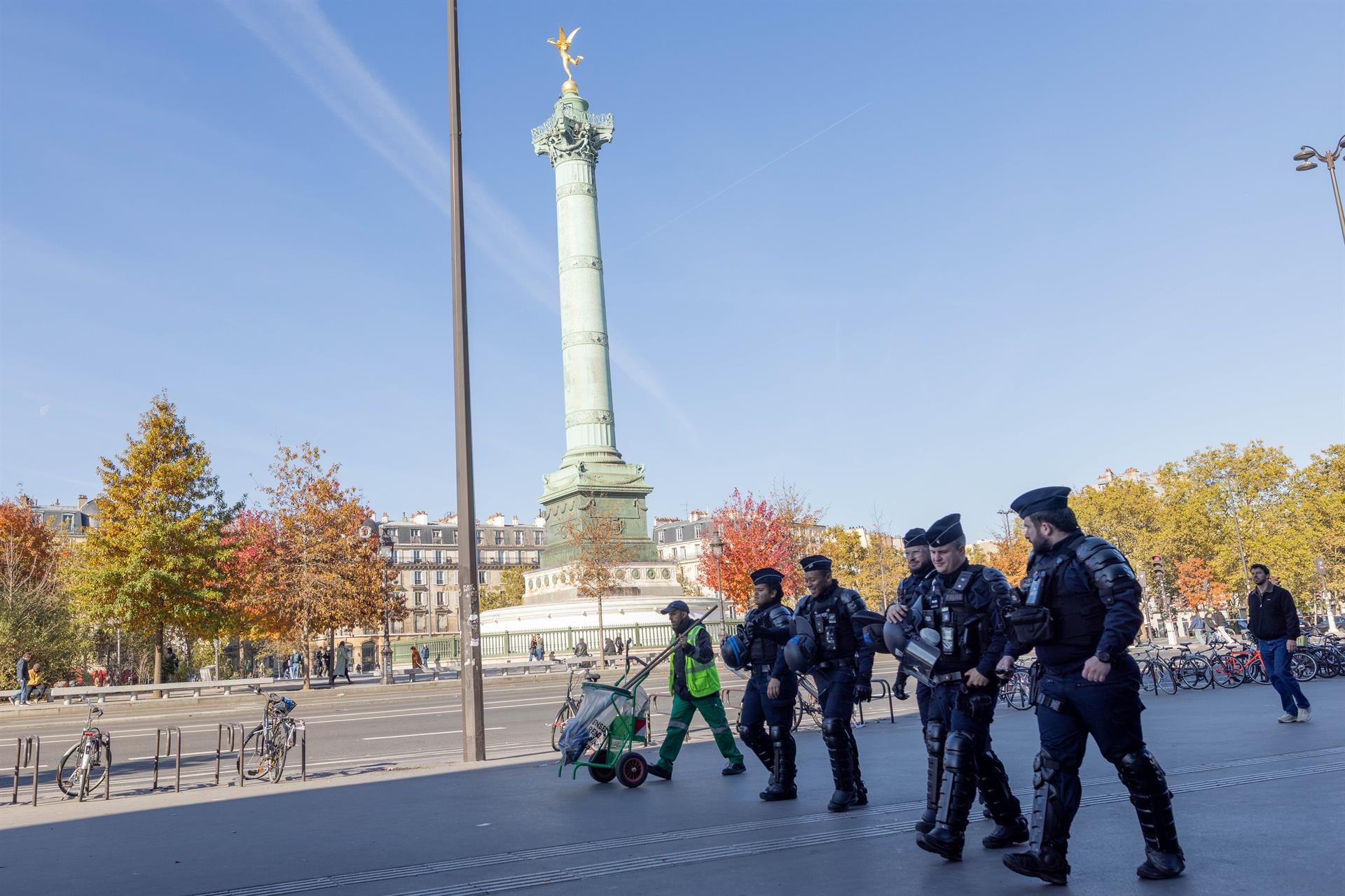 La Justicia francesa expulsa la manifestación de estudiantes y sindicatos del centro de París