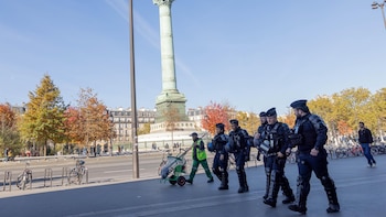 La Justicia francesa expulsa la manifestación de estudiantes y sindicatos del centro de París