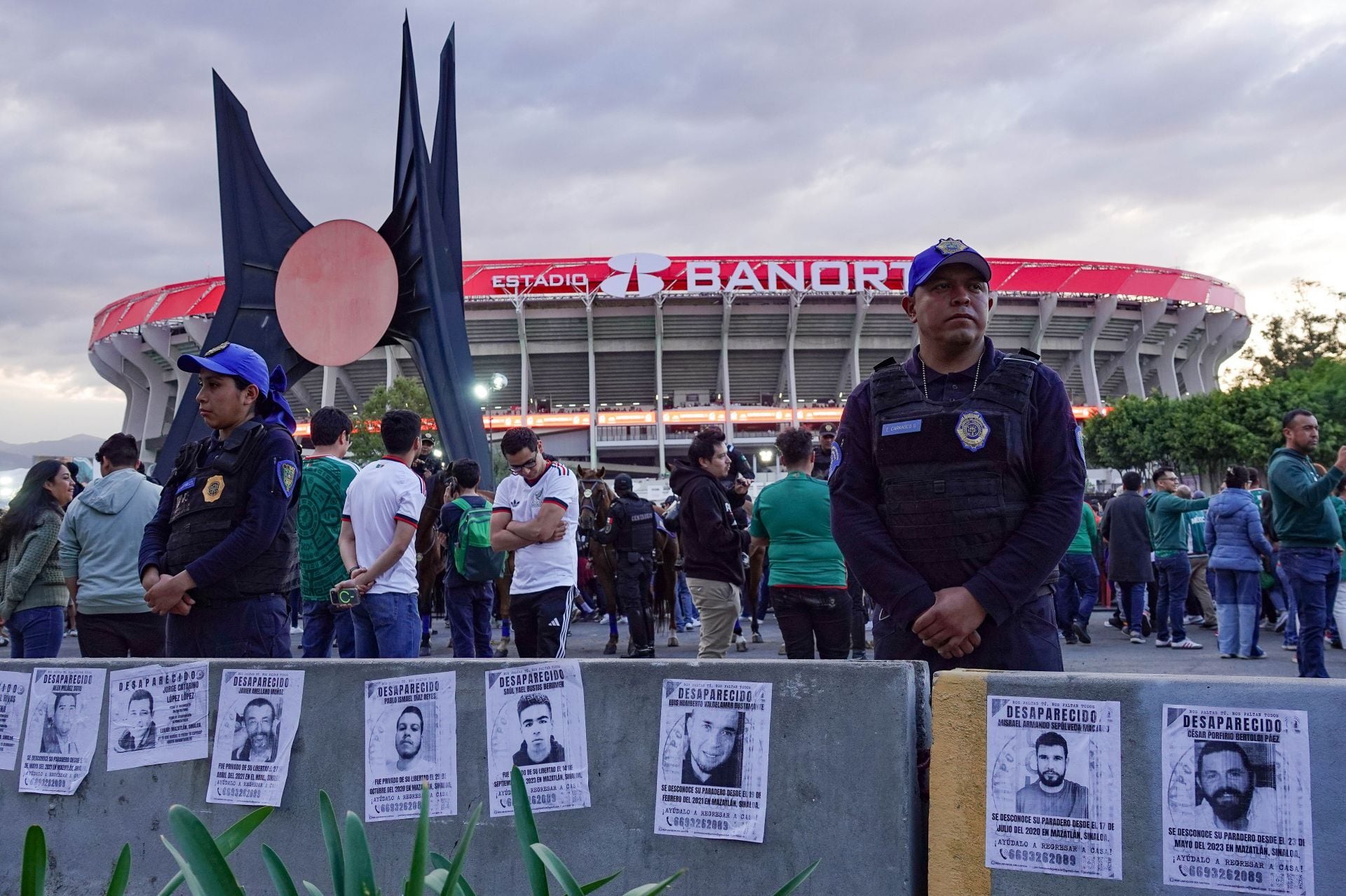 Diversos colectivos de personas desaparecidas protestaron horas antes de la reinauguración del estadio Banorte.FOTO: ROGELIO MORALES/ ESPECIALES/CUARTOSCURO.COM