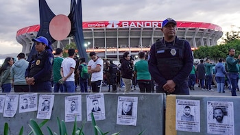 Madre de Carlos Emilio, joven desaparecido en Mazatlán, protesta afuera del Estadio Ciudad de México