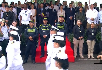 El presidente electo ha saludado a todos los uniformados que desfilan a esta hora en la capital de Antioquia - crédito Alcaldía de Medellín