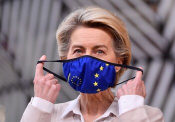 La presidenta de la Comisión Europea, Ursula von der Leyen, se quita una mascarilla con el motivo de la bandera de Europa estampado, durante la cumbre de líderes europeos celebrada en Bruselas. John Thys/Pool vía REUTERS
