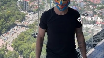 Jonas Brothers rinden homenaje a México con la playera de la selección y máscaras de luchadores