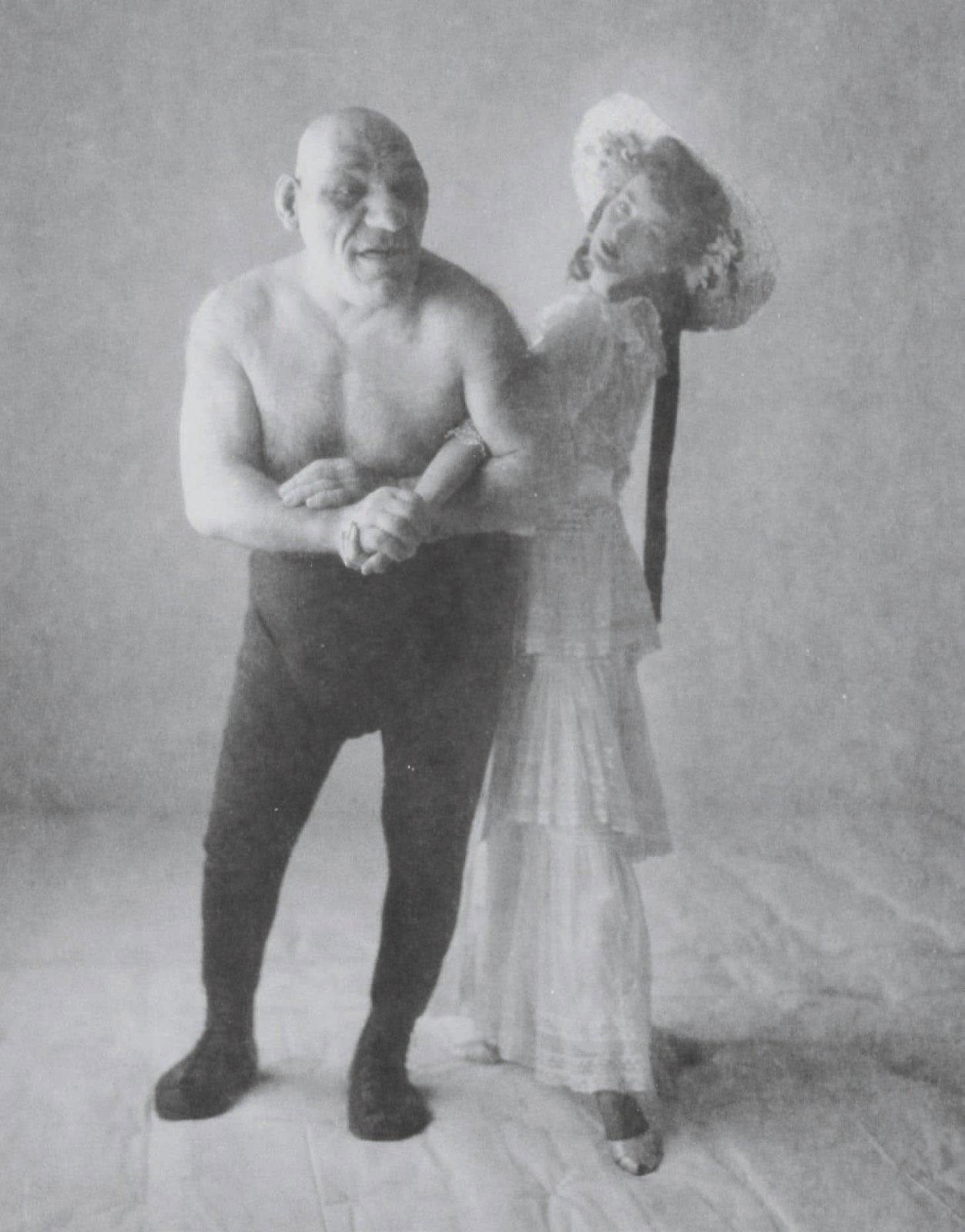 Maurice Tillet en una sesión de fotos junto a la modelo Dorian Leigh en 1945, inmortalizada por el lente de Irving Penn