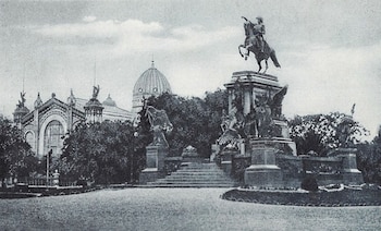 Antigua fotografía del monumento que