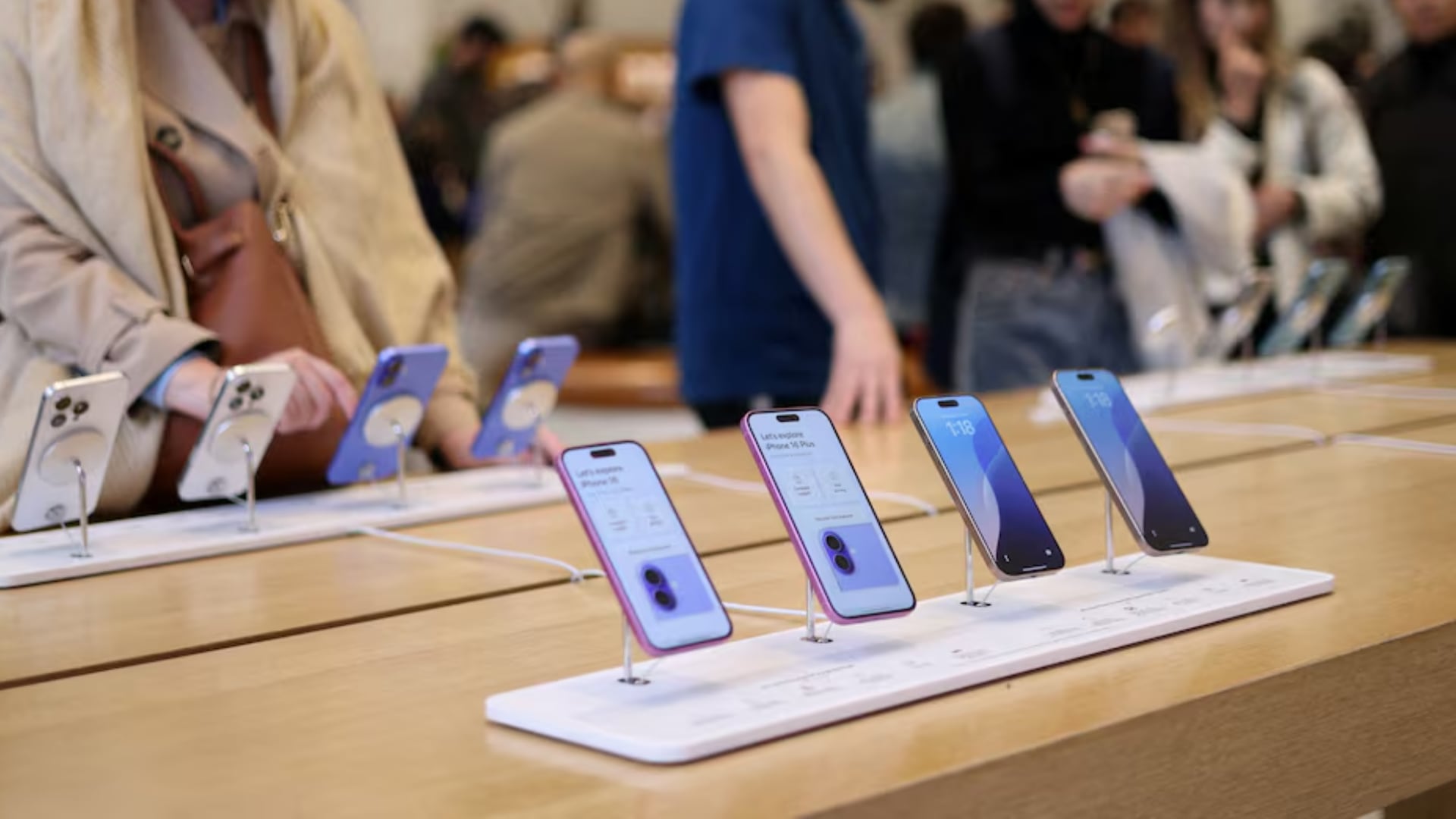 La autenticación facial o por huella digital es obligatoria para operaciones críticas en iOS 26.4, brindando mayor resguardo ante accesos no autorizados. (Foto: REUTERS)