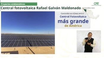 El avance hacia una infraestructura eléctrica moderna en México adquiere un nuevo impulso con la reciente integración de sistemas de almacenamiento de energía con baterías, los cuales evitarán interrupción en el servicio.
Estas tecnologías, promovidas por el Gobierno de México a través de la Comisión Federal de Electricidad (CFE), buscan fortalecer la confiabilidad del Sistema Eléctrico Nacional y facilitar la transición a fuentes renovables como el proyecto Oasis en la península de Baja California.
En la Central Fotovoltaica Rafael Galván Maldonado en Puerto Peñasco, Sonora, ya se observan resultados concretos.
Las dos primeras secuencias del proyecto aportan energía a la red nacional gracias a la tecnología BESS, con 72 MW de capacidad instalada.
Este aporte beneficia a más de 15 mil personas, al tiempo que fortalece la estabilidad y flexibilidad del sistema.
Las siguientes fases, actualmente en construcción, sumarán 174 MW adicionales y ampliarán el beneficio a casi 56 mil personas más.
Sistemas de almacenamiento y su función en la red eléctrica
Los sistemas BESS almacenan electricidad durante los periodos de alta disponibilidad energética y liberan la energía cuando la demanda aumenta o cuando disminuye la producción de fuentes renovables.
Funcionan como una reserva estratégica capaz de equilibrar la oferta y la demanda eléctrica en tiempo real, lo que contribuye a reducir la intermitencia y a ofrecer un suministro más confiable en todo momento.
En términos prácticos, los sistemas de almacenamiento permiten que la energía generada por fuentes solares o eólicas se utilice de manera eficiente, incluso cuando las condiciones ambientales no son óptimas.
Así, la red puede responder mejor a las variaciones de demanda y a contingencias inesperadas.
Beneficios operativos y estratégicos de la tecnología BESS
Entre los principales beneficios que aporta el almacenamiento energético a gran escala, la CFE destaca:
Mayor confiabilidad y estabilidad operativa del sistema
Integración más eficiente de energías renovables a la red
Incremento de la flexibilidad operativa
Respuesta ágil ante contingencias y variaciones de demanda
Optimización en el uso de líneas de transmisión y subestaciones
Fortalecimiento de la seguridad energética nacional
Reducción de costos operativos en servicios complementarios
En zonas apartadas o con infraestructura limitada, el almacenamiento con baterías puede mejorar la calidad del suministro eléctrico y aprovechar de manera más eficaz los recursos disponibles.
Compromiso de largo plazo y visión de futuro
La incorporación de los sistemas BESS se inscribe en la visión integral del Gobierno de México, encabezado por la presidenta Claudia Sheinbaum, para consolidar un sistema eléctrico preparado para las exigencias del crecimiento económico y social de las próximas décadas.
El impulso de la CFE a estos proyectos representa un paso decisivo en la modernización del sector eléctrico nacional y en la búsqueda de una infraestructura más resiliente y sostenible para las generaciones futuras.
¿Qué son los sistemas de almacenamiento de energía con baterías?
Los Battery Energy Storage Systems (BESS) son instalaciones que almacenan electricidad generada —principalmente por fuentes renovables como paneles solares o aerogeneradores— para liberarla cuando la demanda lo requiere o cuando la fuente de generación no está disponible (por ejemplo, de noche o en días nublados).
En la red eléctrica, permiten estabilizar el suministro y reducir la dependencia de combustibles fósiles.
¿Qué está haciendo la CFE con estas tecnologías?
La CFE tiene dos proyectos emblemáticos anunciados el este 24 de junio de 2026 por la presidenta Claudia Sheinbaum y la directora general de la CFE, Emilia Esther Calleja Alor:
1. Sistema Oasis (Sistema Eléctrico Mulegé, Baja California Sur)
Central fotovoltaica de 72 MW
Sistema de almacenamiento en baterías de 20 MW (autonomía de 2 a 3 horas)
Producción de hidrógeno verde con la energía sobrante
Beneficia a 40,000 hogares, produce 120 m³ de agua y evita 94,389 toneladas de CO₂ al año
Es una región aislada del Sistema Eléctrico Nacional, por lo que el almacenamiento es crítico.
2. Central Fotovoltaica Rafael Galván Maldonado (Puerto Peñasco, Sonora)
Capacidad total de 1,000 MW de generación solar (la más grande de América)
Sistema de almacenamiento en baterías de 246 MW al concluir las 4 etapas
Inversión total superior a 1,400 millones de dólares
Las dos primeras etapas ya operan con 400 MW de generación y 72 MW de almacenamiento (FB/CFENacional/Gobierno de México)