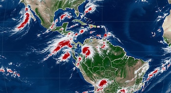 Mapa meteorológico de América Latina con el océano Pacífico y el Atlántico. Nubes blancas y rojas representan tormentas y el fenómeno El Niño.