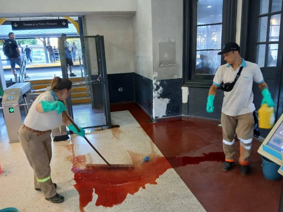 Uno de los involucrados fue trasladado en estado crítico tras recibir una puñalada (Foto: NA)