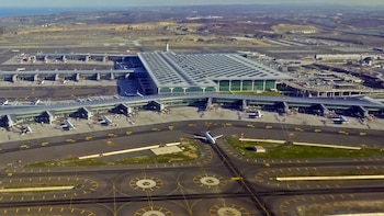 El plan final de infraestructura proyecta una capacidad de 200 millones de pasajeros anuales y un total de nueve pistas (Wikimedia Commons)
