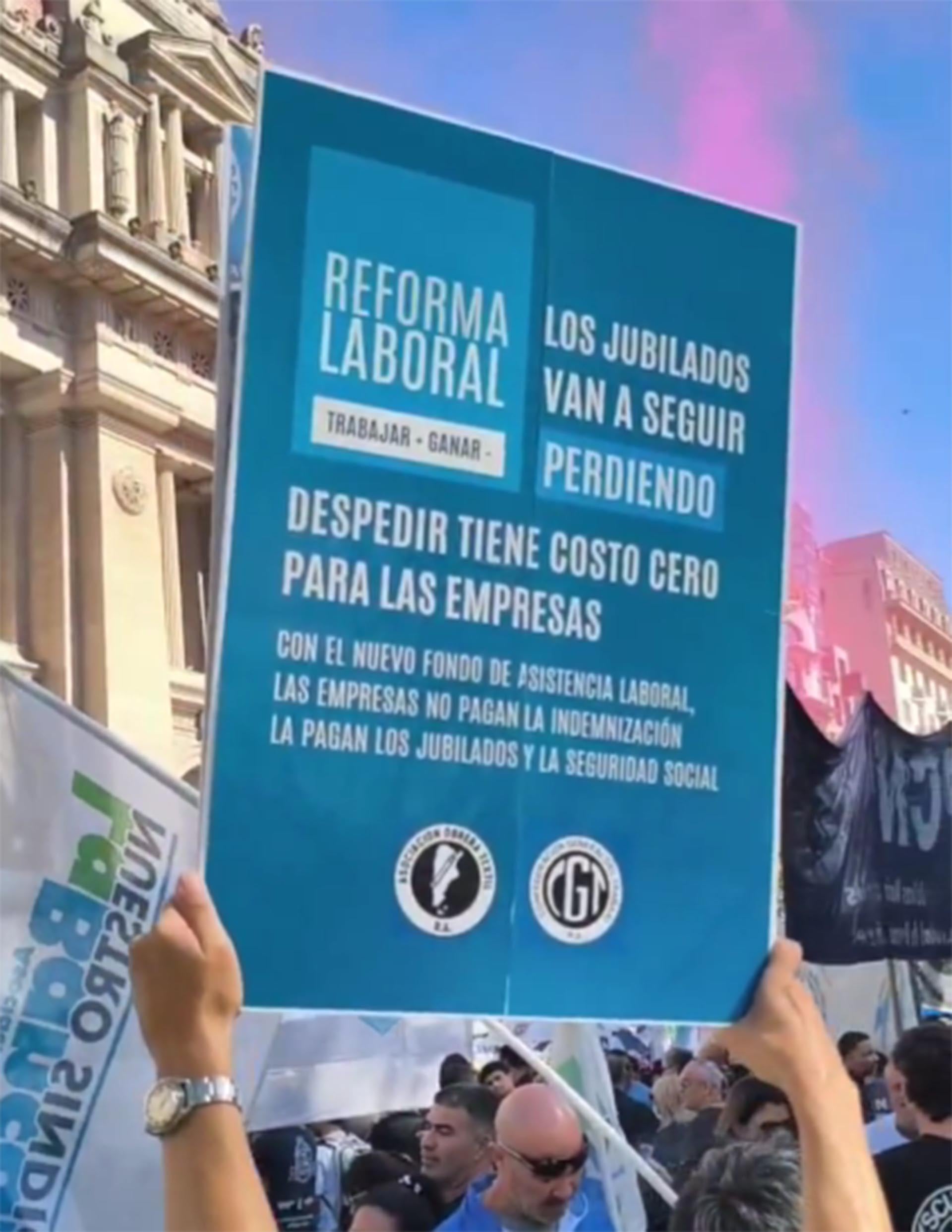 Uno de los manifestantes que participó de la marcha de la CGT a Plaza Lavalle