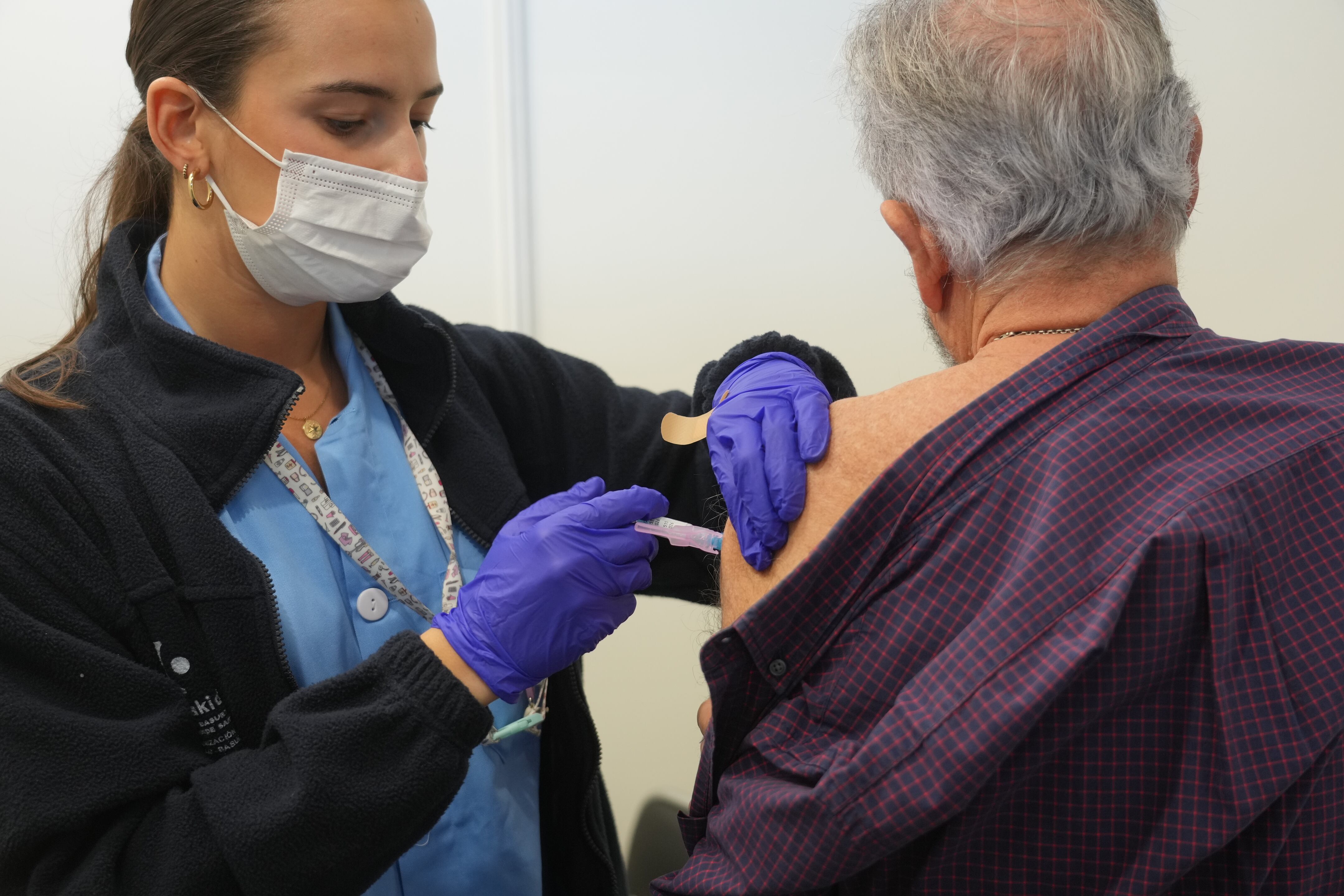Una persona se vacuna de la gripe en un centro médico en Bilbao. (H.Bilbao/Europa Press)