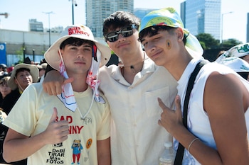 Tres fanáticos lucen atuendos y