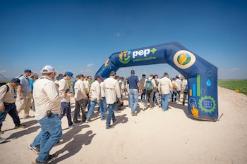 PepsiCo LATAM presentó soluciones tecnológicas para optimizar el manejo de cultivos y el uso eficiente de recursos. Productores latinoamericanos compartieron experiencias sobre agricultura regenerativa durante AgroUniversity LATAM 2026. Participantes del evento exploraron nuevas herramientas para impulsar la sostenibilidad agrícola en la región. La capacitación y la transferencia de conocimiento fortalecen la resiliencia de comunidades rurales latinoamericanas. (Cortesía PepsiCo)
