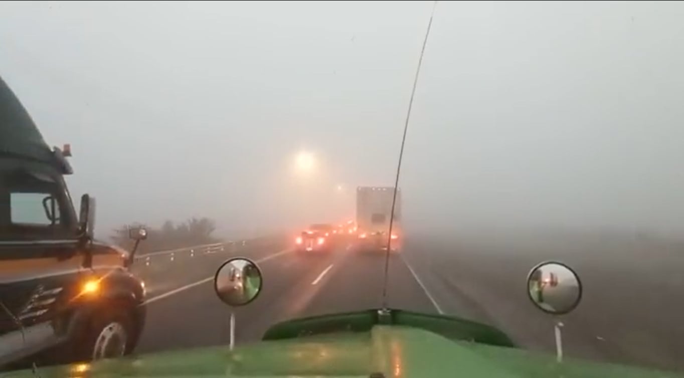Ante una situación de baja visibilidad, no hay que usar balizas sino las luces específicas para niebla que tiene los autos, y que son especiales para penetrar en una atmósfeta densa.