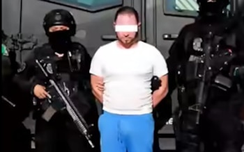 Julio “N”, requerido por una corte federal de California por distribución de metanfetamina, fue capturado en Yahualica durante un operativo con apoyo de drones. (Impresión de pantalla video)