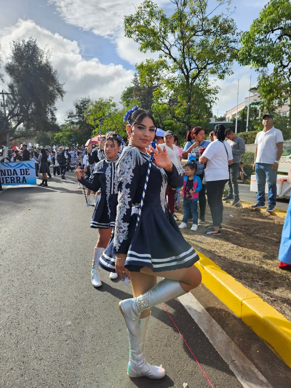 Las palillonas y bandas de guerra llenan de música, color y alegría las calles de Tegucigalpa durante la celebración. (Foto: Cortesía / redes sociales)