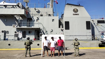 Marina detiene a tres hombres