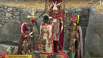 El inca recibe ofrendas de