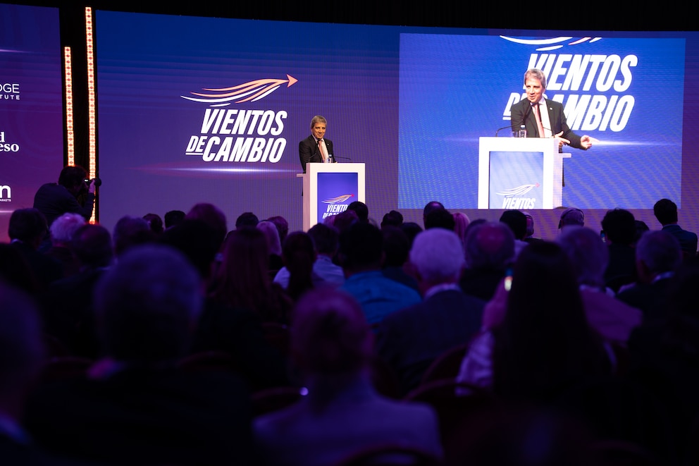 Caputo prepara un plan para impulsar inversiones en infraestructura