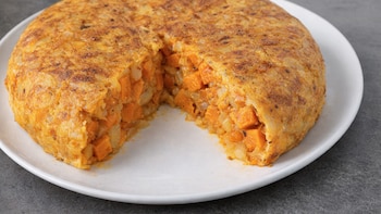 Tortilla de boniato y cebolla, una variante de la clásica tortilla española que es más dulce y con la que puedes innovar en primavera