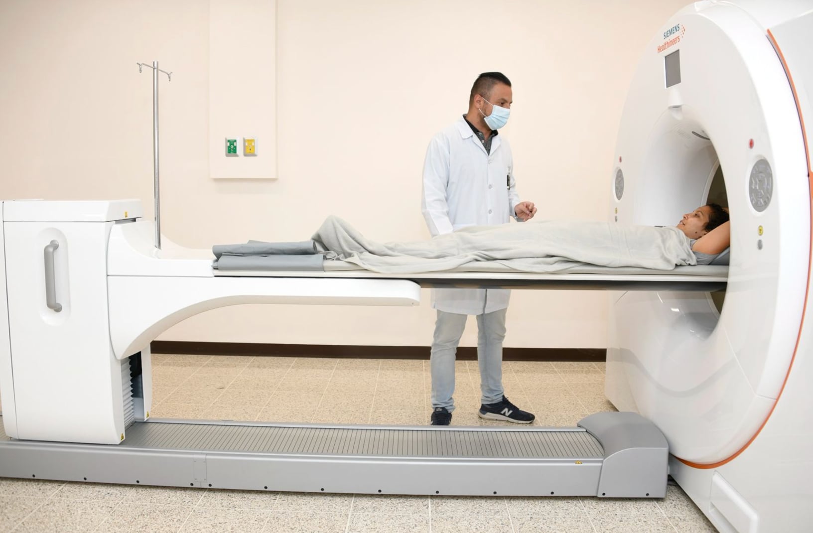 La delegación europea visitó el ciclotrón de la Universidad de Costa Rica, un equipo de fabricación belga que permite producir sustancias utilizadas en medicina nuclear y en el diagnóstico temprano del cáncer. Crédito: UCR