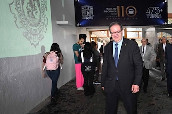 Leonardo Lomelí, rector de la UNAM, no está de acuerdo con restringir el uso de celulares en la institución educativa.
Crédito: X / @Wongui