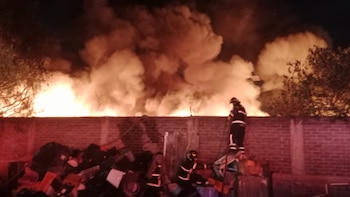 Fuerte incendio en Tláhuac obliga a evacuar a 80 personas por quema de desperdicios industriales