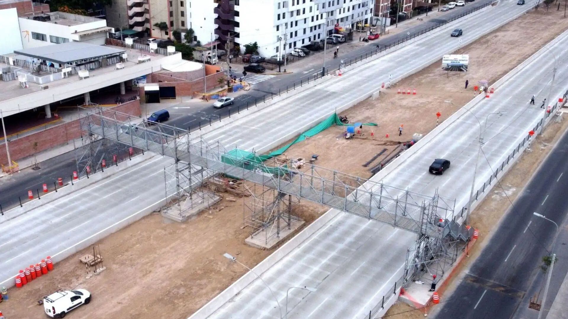 Tras la colocación de los puentes provisionales, Emape iniciará la construcción de pasos peatonales de concreto armado, equipados con ascensores, rampas, señalización y sistemas de protección vial - Créditos: Municipalidad de Lima.