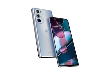 HANDOUT - Una pantalla de 6,7 pulgadas y tres cámaras, en frente y dorso del Edge 30 Pro, aunque sin el teleobjetivo óptico que traía el modelo antecesor Edge 20 Pro. Foto: Motorola/dpa - ATENCIÓN: Sólo para uso editorial con el texto adjunto y mencionando el crédito completo