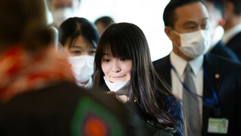 Mako Komuro en el aeropuerto