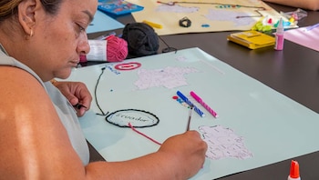 La línea 'Semillas' fortalece 90 emprendimientos de colombianos inscritos en el RUV mediante insumos, bienes y formación en finanzas y marketing - crédito Unidad para las Víctimas