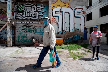 Ciudadanos ecuatorianos caminan mientras militares