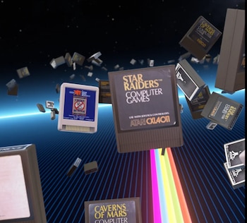 Cartuchos de videojuegos Atari, incluyendo Star Raiders y Caverns of Mars, sobre un fondo espacial con rejilla azul y líneas de colores
