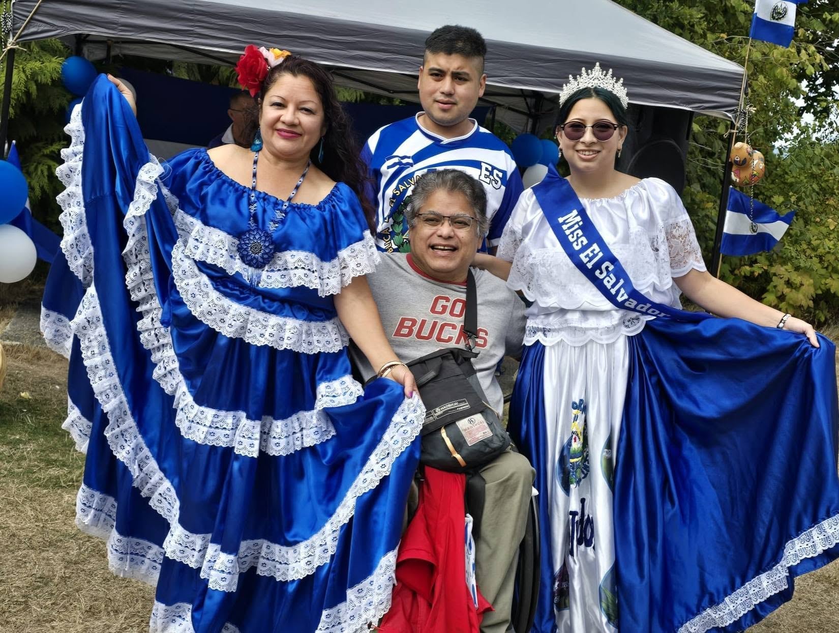 Familias salvadoreñas participaron de la jornada con banderas y expresiones de identidad nacional. (Foto cortesía
Asociación Cultural de Salvadoreños en Milán)