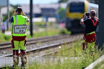 Servicios de emergencias toman fotografías en el entorno del accidente entre un autobús escolar y un tren en Bélgica. (Dirk Waem/Belga/AFP)