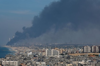 Humo se eleva desde el lado israelí después de que terroristas armados palestinos de Hamás se infiltraran en zonas del sur de Israel, visto desde Gaza, 7 de octubre, 2023. REUTERS/Mohammed Salem/Archivo