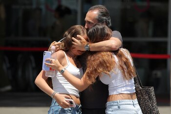 Los familiares de los rehenes,