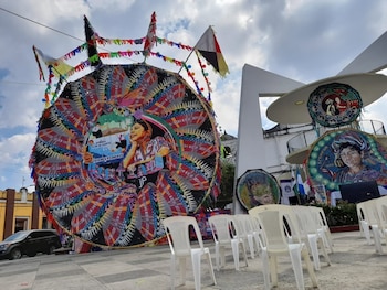 Los barriletes gigantes se elevan en Sumpango y Santiago Sacatepéquez cada 1 de noviembre para conmemorar el Día de Todos los Santos.