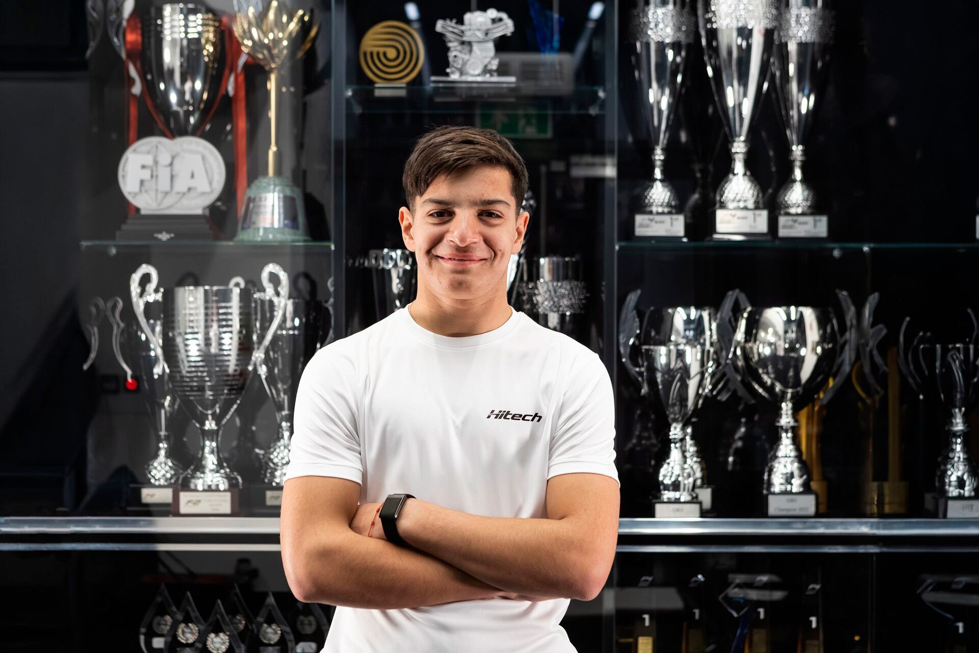 Santino Panetta rodeado de los trofeos del equipo Hitech, uno de los más ganadores en las categorías promocionales (Santino Panetta / Bullet Sports Management)