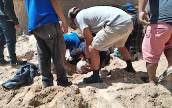 Un deslizamiento de tierra soterró a un adolescente mientras recolectaba arena en el Cementerio General de Santo Tomás Chiché.