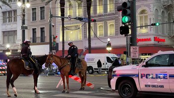 Agentes de policía resguardan Bourbon