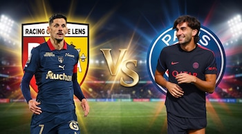 Jugador Florian Sotoca con camiseta del Lens y escudo del Lens. Jugador Ferran Torres con camiseta del PSG y escudo del PSG. Signo VS dorado. Estadio de fútbol.
