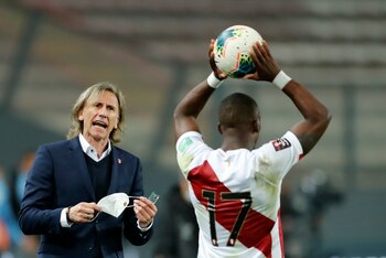Soccer Football - World Cup - South American Qualifiers - Peru v Uruguay - Estadio Nacional, Lima, Peru - September 2, 2021 Peru's Luis Advincula with coach Ricardo Gareca Pool via REUTERS/Daniel Apuy
