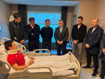 El ministro turco Osman Askin Bak visitó al referee Halil Umut Meler (Reuters)